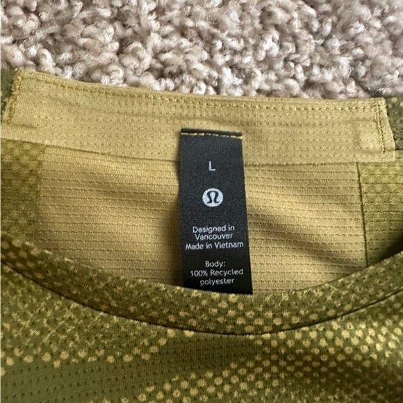 NWT Lululemon Fast and Free Short Sleeve Shirt 
Chroma Camo Auric Gold Juniper G - Picture 3 of 4